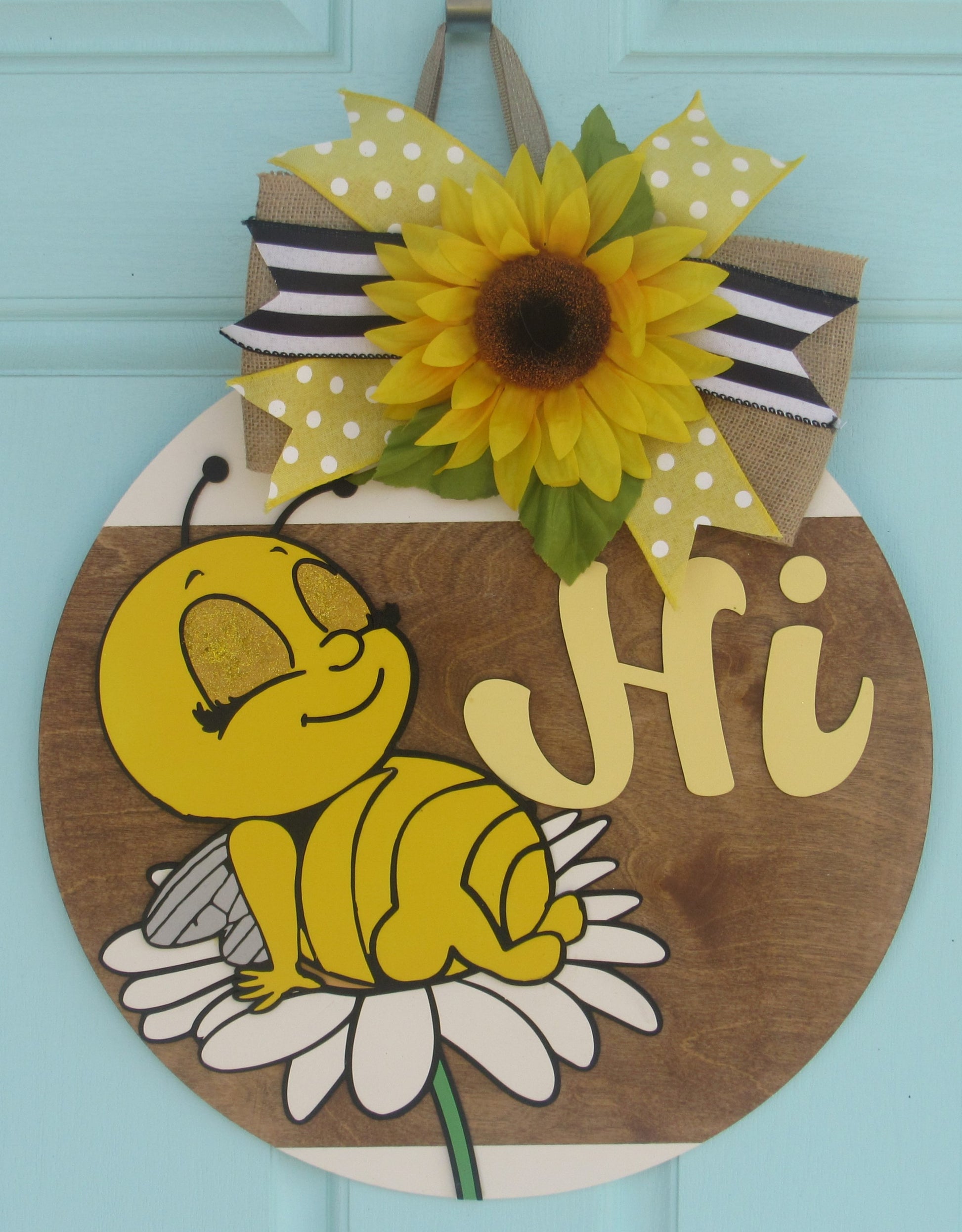 Hand-painted bee-themed wooden door hanger with “Hi” greeting, sunflower bow, and daisy – perfect for front porch or indoor summer décor