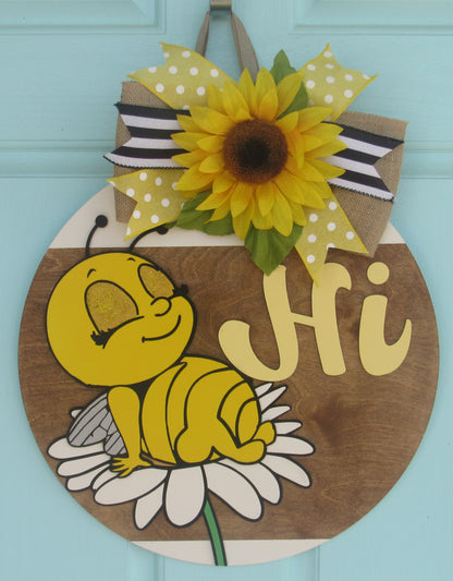 Hand-painted bee-themed wooden door hanger with “Hi” greeting, sunflower bow, and daisy – perfect for front porch or indoor summer décor