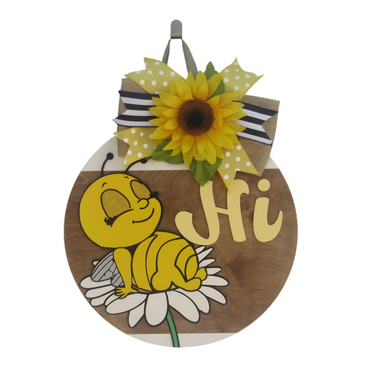 Hand-painted bee-themed wooden door hanger with “Hi” greeting, sunflower bow, and daisy – perfect for front porch or indoor summer décor