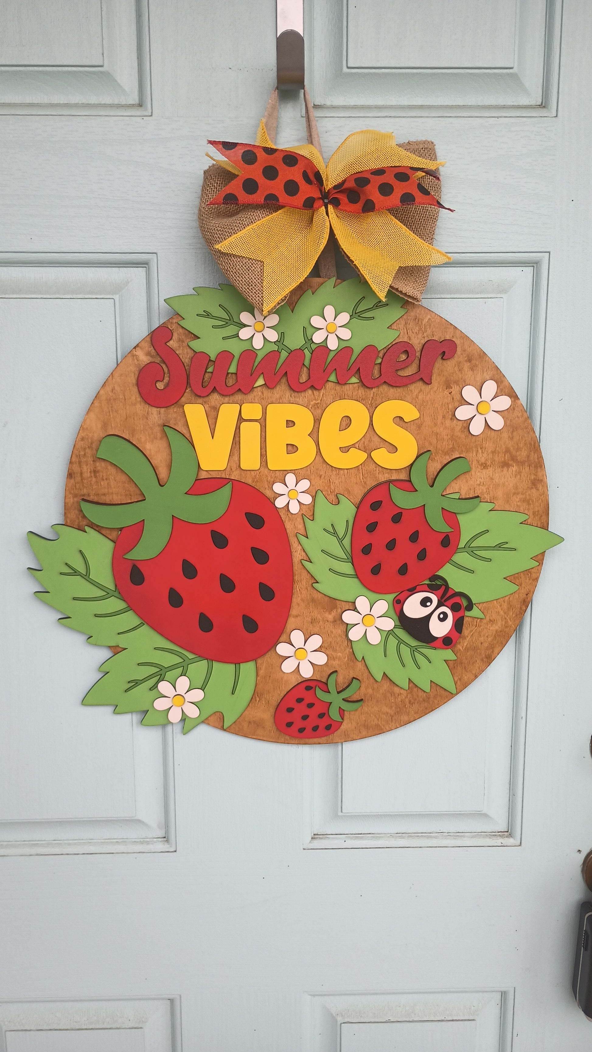 18 inch strawberry door hanger with green leaves and daisies